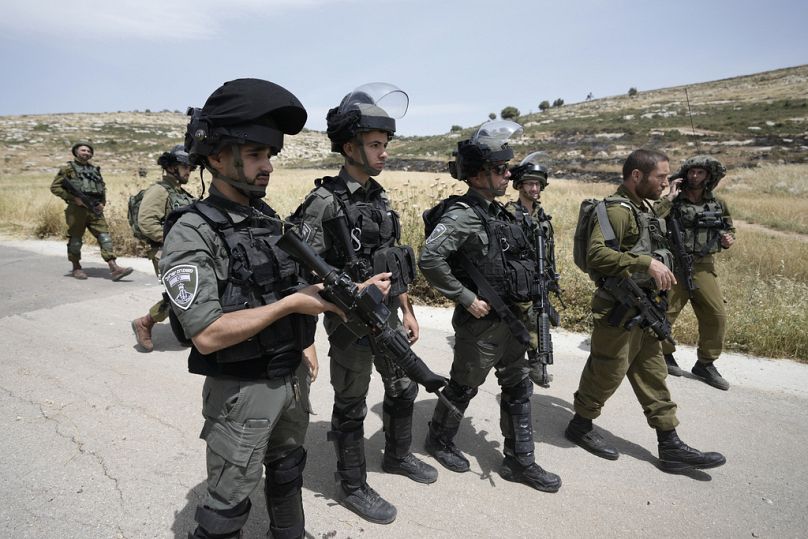 ترافق القوات الإسرائيلية المستوطنين في هجماتهم