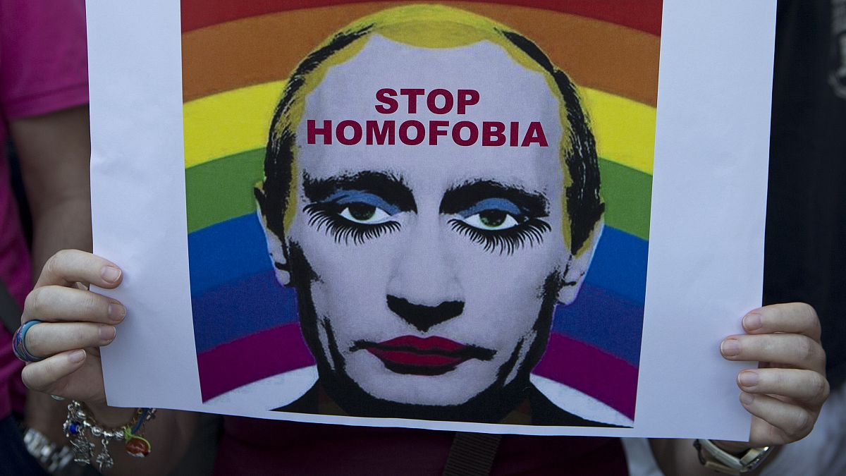 Vlagyimir Putyin orosz elnök egy tüntető plakátján a madridi orosz nagykövetség előtt