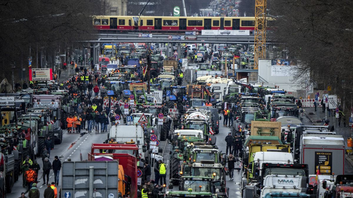 Bauern mit Traktoren treffen zu einer Protestkundgebung im Regierungsviertel in Berlin ein, 15. Januar 2024.