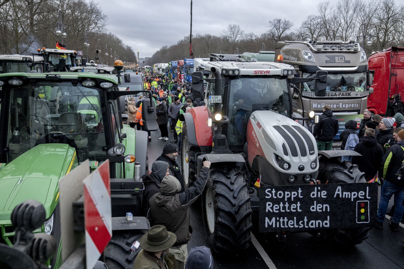 Bauern mit Traktoren treffen am 15. Januar 2024 zu einer Protestkundgebung im Regierungsviertel in Berlin ein, 15. Januar 2024