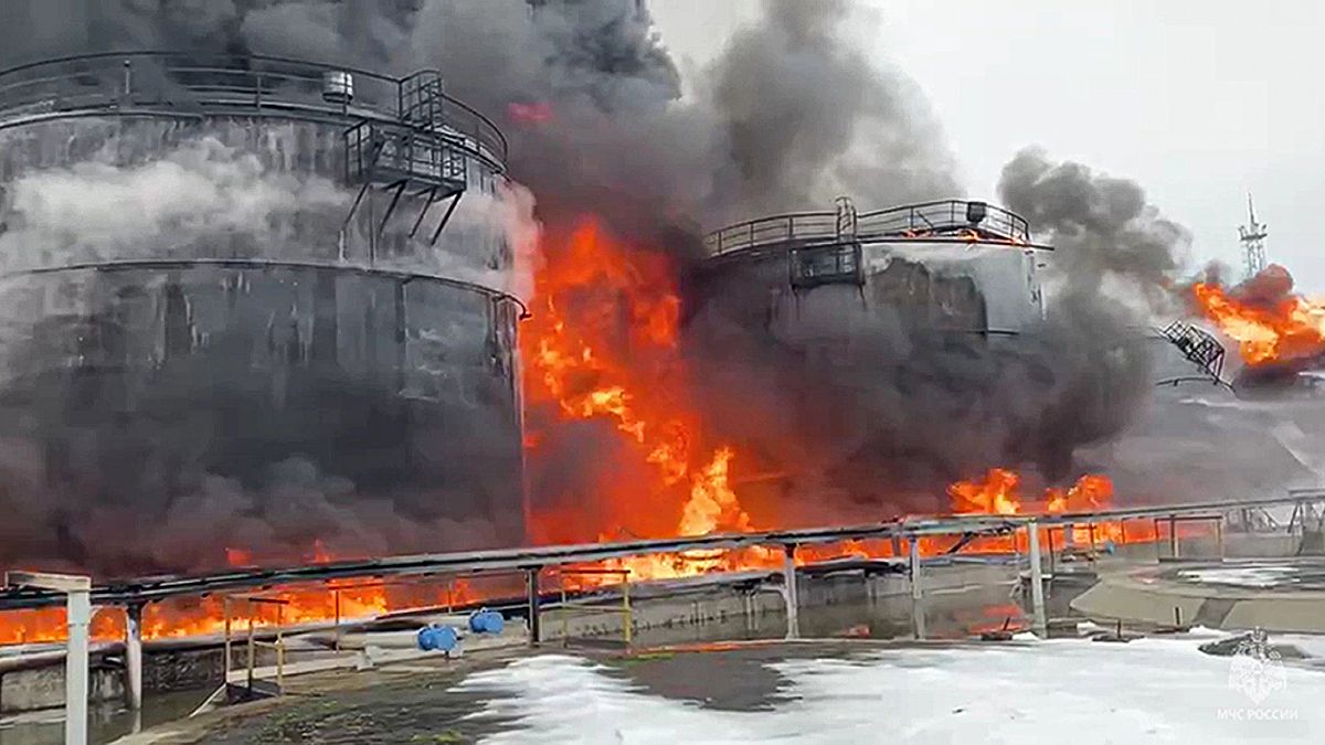 Горящие нефтяные резервуары после удара беспилотника по городу Клинцы в Брянской области, 19 января