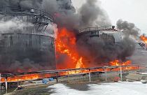 Горящие нефтяные резервуары после удара беспилотника по городу Клинцы в Брянской области, 19 января
