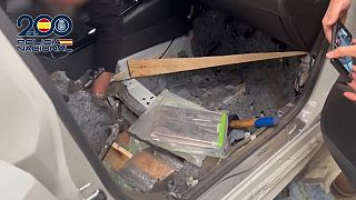 Autó csomagtartójába behegesztett drog - képkocka a spanyol rendőrség felvételéből