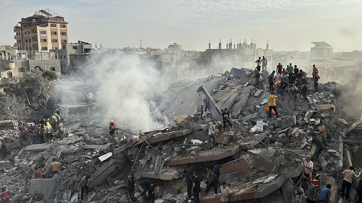 فلسطينيون ينتشلون ضحايا القصف الإسرائيلي من تحت أنقاض المباني في غزة. 2023/10/31