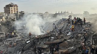 فلسطينيون ينتشلون ضحايا القصف الإسرائيلي من تحت أنقاض المباني في غزة. 2023/10/31