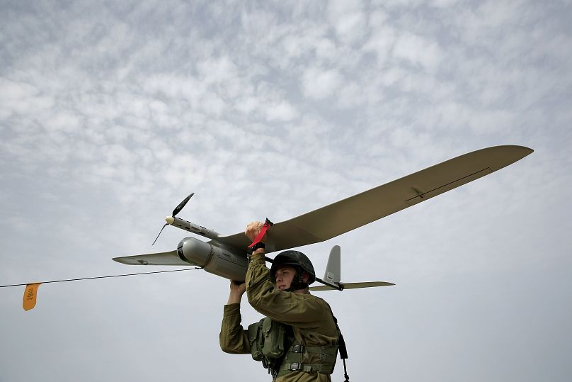 جندي إسرائيلي يطلق طائرة "سكايلار" المسيرة في مهمة استطلاعية باتجاه سماء غزة. 2014/03/16