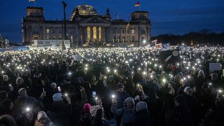 Manifestación contra la extrema derecha frente al parlamento alemán en Berlín este domingo