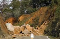 تدمير صخور جبلية في كاليفورنيا. 2024/01/19