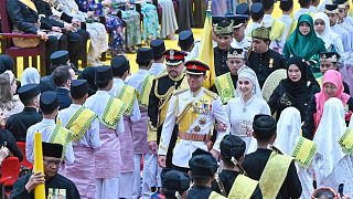 Abdul Mateen herceg és menyasszonya, Anisha Rosnah a szultáni palotában tartott fogadáson. 2024. január 14-én