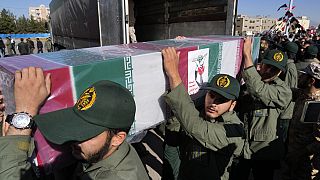  أعضاء الحرس الثوري يحملون نعشًا ملفوفًا بالعلم لضحية انفجار قنبلة، خلال مراسم جنازة الضحايا في مدينة كرمان جنوب شرق العاصمة طهران- 5 يناير 2024