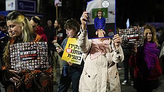 Familiares de reféns israelitas protestam junto à residência de Benjamin Netanyahu