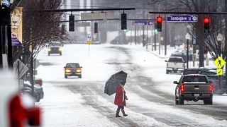 Une route couverte de glace et de neige, jeudi 18 janvier 2024 dans le centre de Florence, Alabama, sud des États-Unis.