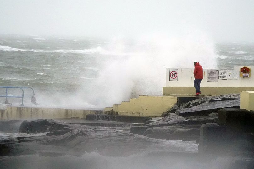 Salthill, province de Galway en Irlande, dimanche 21 janvier 2024, pendant le passage de la tempête Isha.