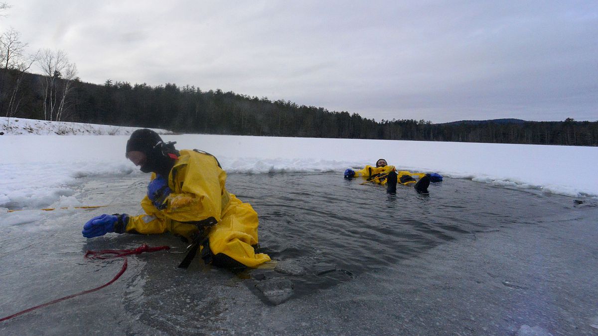Спасатели Беллоуз-Фоллс, штат Вирджиния, проводят тренировку в холодной воде на пруду Минарда, январь 2024 г.
