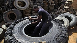 Nigeria : Freee Recycle transforme des pneus usés en objets divers