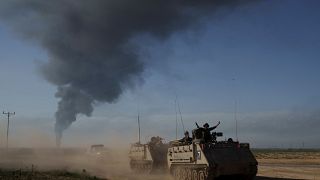 جنود إسرائيليون يتحركون على مدرعات بالقرب من الحدود مع غزة