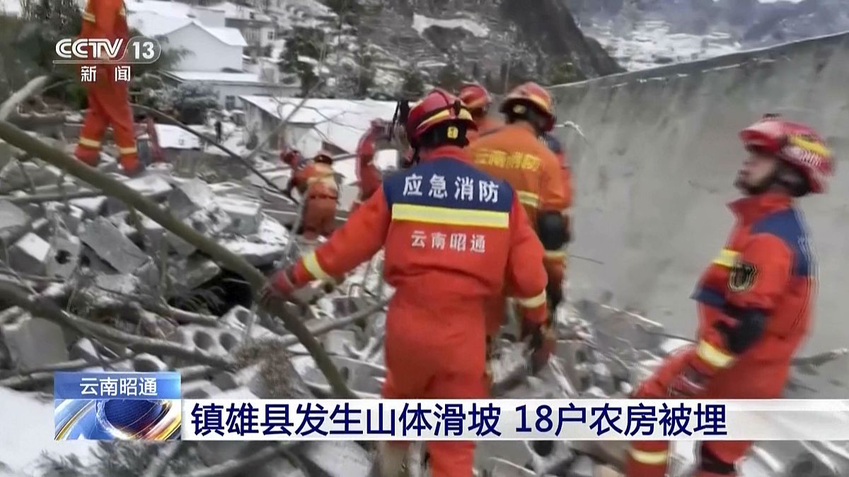 عمال الإنقاذ يبحثون بين الأنقاض في أعقاب الانهيار الأرضي في قرية ليانغشوي في مقاطعة يوننان جنوب غربي الصين يوم الاثنين.