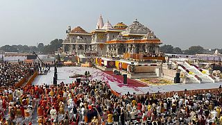Imagen de una multitud de personas que se reunieron para asistir a la inauguración de un templo dedicado la divinidad hinduista Rama en Ayodhya, la India.