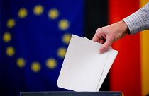 Мужчина голосует на европейских выборах и местном референдуме на поле Темпельхоф на избирательном участке в Берлине, Германия, в воскресенье, 25 мая 2014 года. 