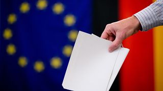 Un hombre deposita su papeleta para las elecciones europeas y un referéndum local en el campo