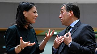 Die deutsche Außenministerin Annalena Baerbock (links) und der spanische Außenminister José Manuel Albares Bueno (rechts) sprechen vor dem Rat für Auswärtige Angelegenheiten, Brüssel, 21. Januar