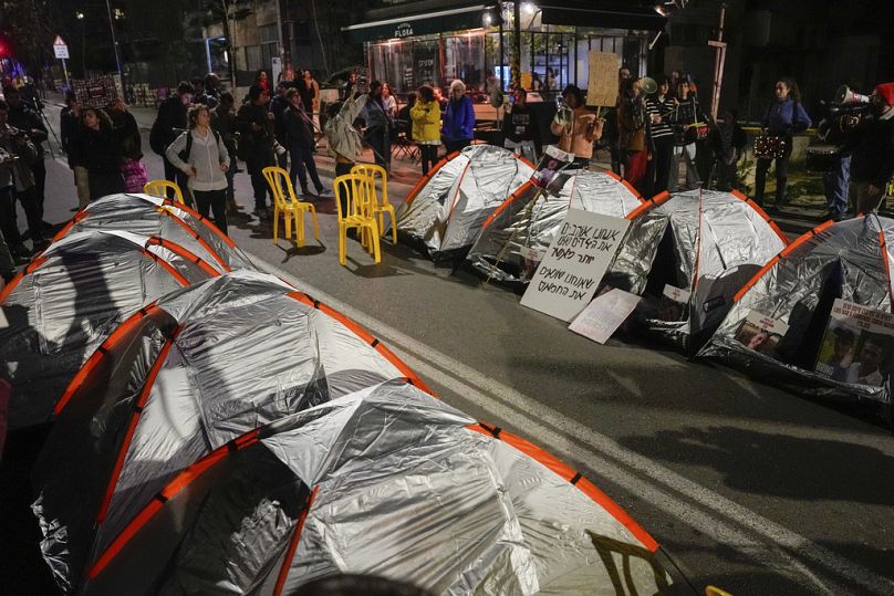 A túszok rokonai és támogatóik sátrakkal zárták el az utat Benjámin Netanjahu izraeli miniszterelnök rezidenciája előtt a szabadon engedésüket követelő tüntetés során
