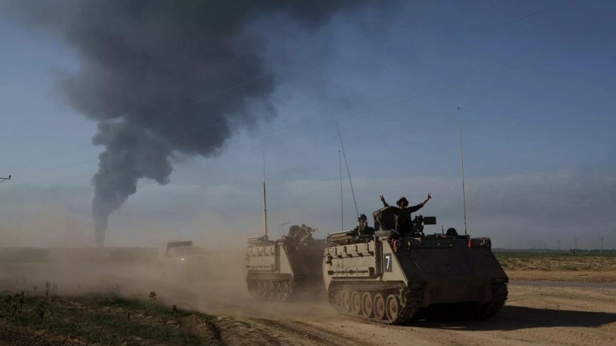 سربازان اسرائیلی روی نفربرهای زرهی در نزدیکی مرز غزه
