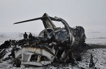 حطام الطائرة العسكرية الأمريكية التي تحطمت في ولاية غزنة بأفغانستان