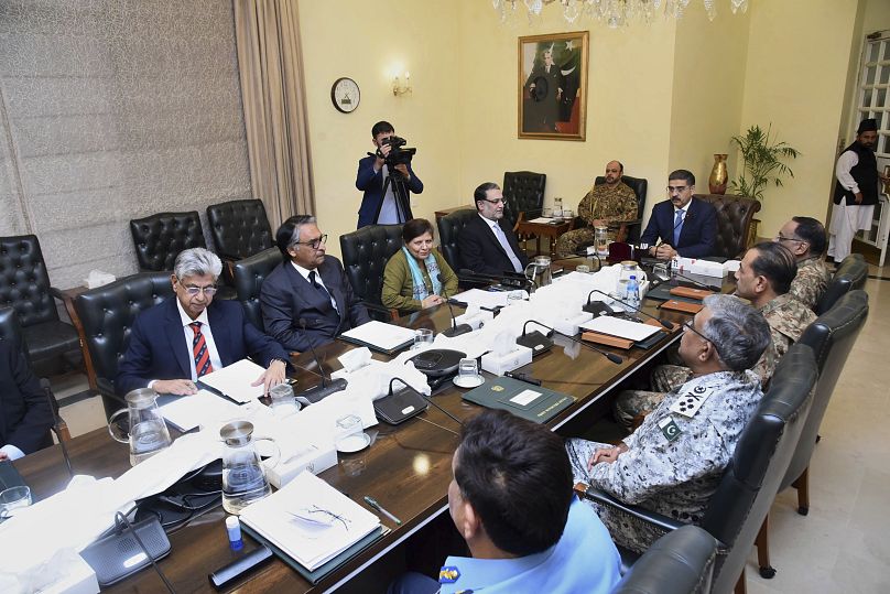 انوارالحق کاکار، نخست وزیر موقت پاکستان روز جمعه ۱۹ ژانویه ریاست جلسه کمیته امنیت ملی این کشور را در اسلام آباد بر عهده داشت.