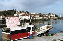 Una pancarta dice "Estado + ONG equivale a la muerte de la pesca artesanal" en el puerto de San Juan de Luz, en el suroeste de Francia, el jueves 30 de marzo de 2023.