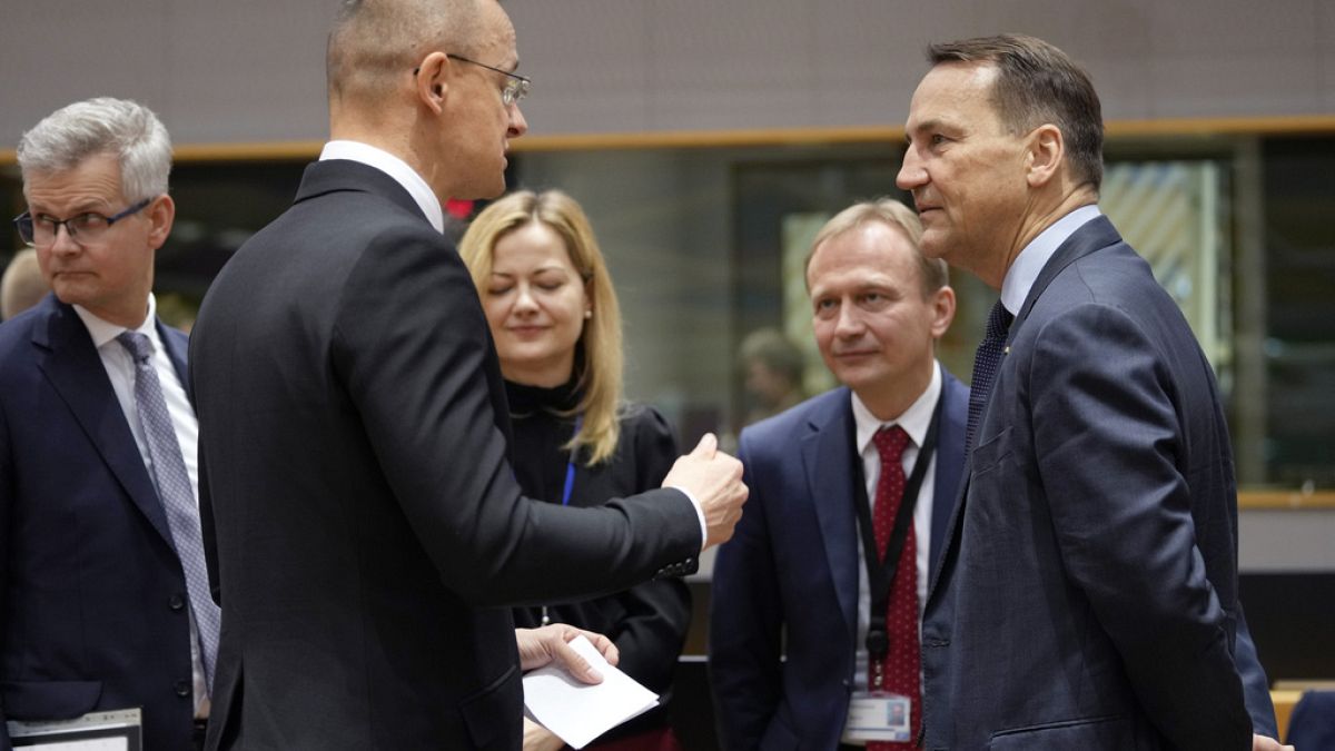 Szijjártó Péter magyar külügyminiszter (balra) és Radosław Sikorski lengyel külügyminiszter (jobbra) az uniós külügyminiszterek brüsszeli találkozóján 2024. január 22-én
