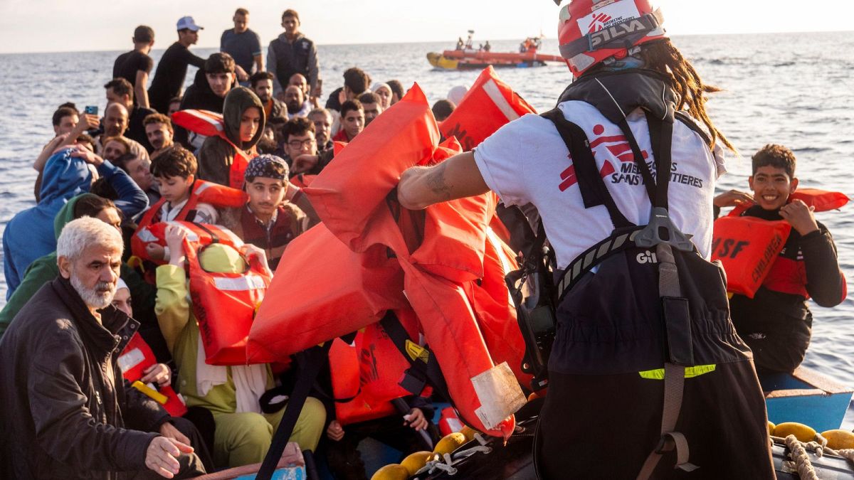مهاجران نجات‌ یافته در آب‌های ساحلی لیبی که قصد عزیمت به سمت ایتالیا را داشتند (آرشیوی)