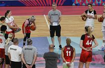 Székely Norbert (középen) magyaráz a játékosoknak a magyar női kosárlabda-válogatott edzésén az Európa-bajnokság helyszínén, a ljubljanai Stozice Arenában 2023. június 21-én. 