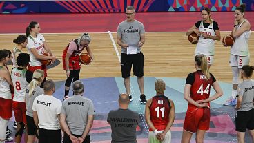 Székely Norbert (középen) magyaráz a játékosoknak a magyar női kosárlabda-válogatott edzésén az Európa-bajnokság helyszínén, a ljubljanai Stozice Arenában 2023. június 21-én. 