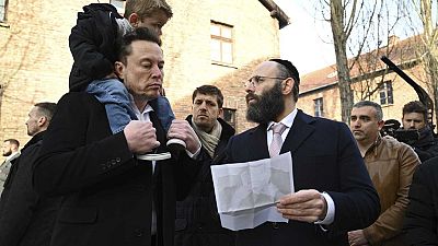Elon Musk participe à une visite privée à Auschwitz-Birkenau avec le président de l'Association juive européenne (EJA)