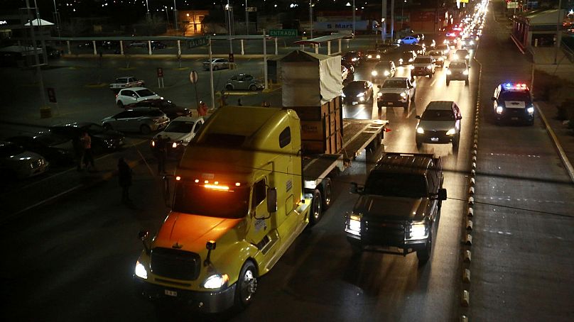 Un camión que transporta la jirafa Benito está siendo escoltado por un convoy de vehículos de Protección del Medio Ambiente y la Guardia Nacional, el 22 de enero.