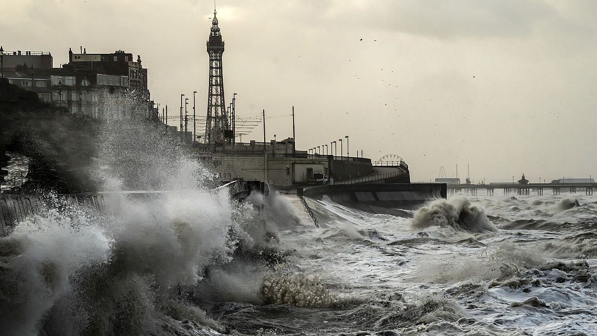 الأمواج على شاطئ البحر في بلاكبول-إنجلترا. مكتب الأرصاد الجوية في المملكة المتحدة
