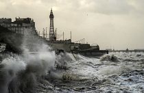 الأمواج على شاطئ البحر في بلاكبول-إنجلترا. مكتب الأرصاد الجوية في المملكة المتحدة
