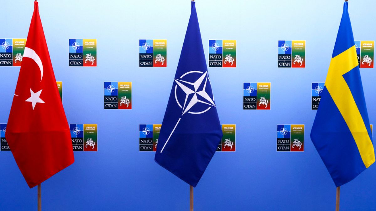 Türkiye, NATO ve İsveç bayrakları 