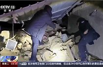 Sur cette image tirée d'une vidéo de la chaîne chinoise CCTV, des sauveteurs travaillent près des décombres d'un tremblement de terre dans la préfecture autonome de Kizilsu Ki