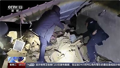 Sur cette image tirée d'une vidéo de la chaîne chinoise CCTV, des sauveteurs travaillent près des décombres d'un tremblement de terre dans la préfecture autonome de Kizilsu Ki