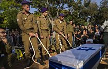 АРХИВ: израильские солдаты опускают гроб с телом погибшего товарища на военном кладбище Холона в пригороде Тель-Авива, Израиль, четверг, 2 ноября 2023 года. 
