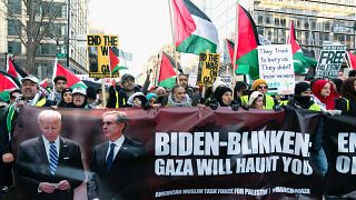 نشطاء مناهضون للحرب يسيرون إلى البيت الأبيض خلال مظاهرة مؤيدة للفلسطينيين