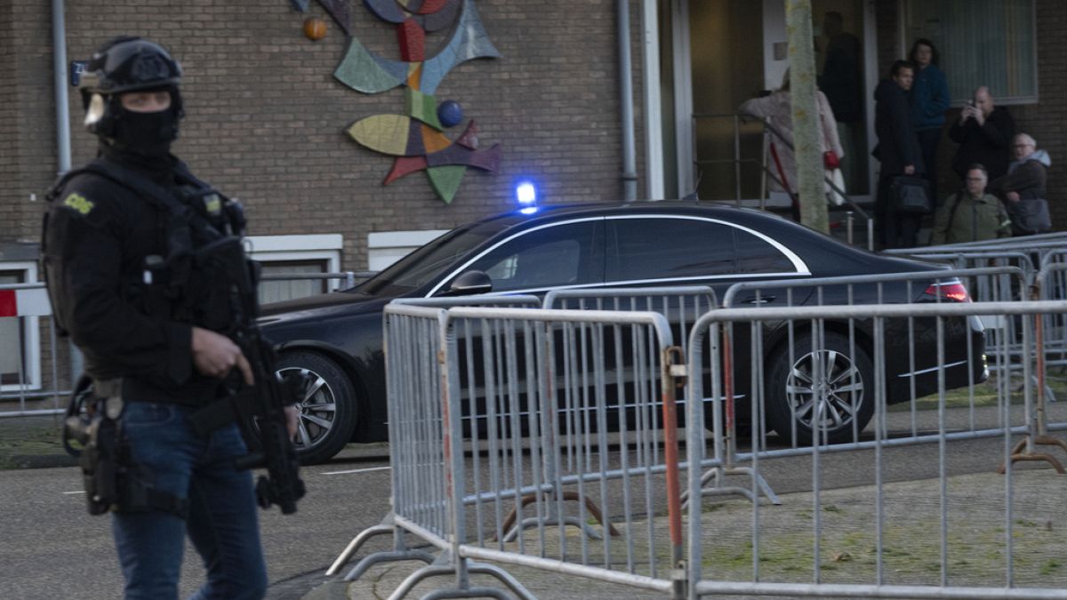 Gyanúsítottat szállító rendőrségi autó Amszterdamban, 2024. január 23-án