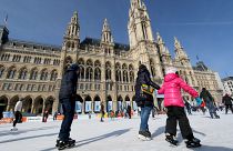يستمتع المتزلجون على الجليد بأكبر حلبة تزلج في المدينة أمام قاعة المدينة في وسط مدينة فيينا