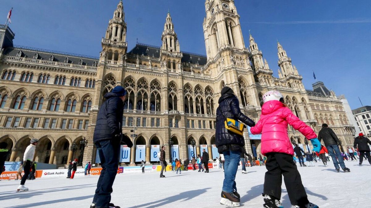 In Wien sind die Menschen unbesorgt auf der Donau Eislaufen gegangnen. Dabei kann das Eis jederzeit brechen. 