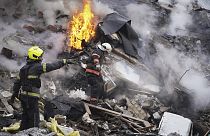 Des sauveteurs interviennent sur les lieux d'un bâtiment endommagé par une attaque à la roquette russe à Kharkiv, en Ukraine, le mardi 23 janvier 2024.