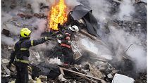 عمال الإنقاذ يعملون في موقع مبنى تضرر بسبب هجوم صاروخي روسي في خاركيف، أوكرانيا، الثلاثاء، 23 يناير، 2024.