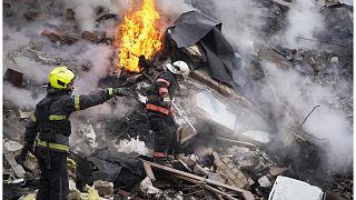 عمال الإنقاذ يعملون في موقع مبنى تضرر بسبب هجوم صاروخي روسي في خاركيف، أوكرانيا، الثلاثاء، 23 يناير، 2024.