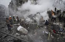 Ukrainische Rettungskräfte versuchen, Menschen aus den Trümmern der eingestürzten Häuser zu befreien, nach einem russischen Beschuss der ukrainischen Stadt Charkiw.